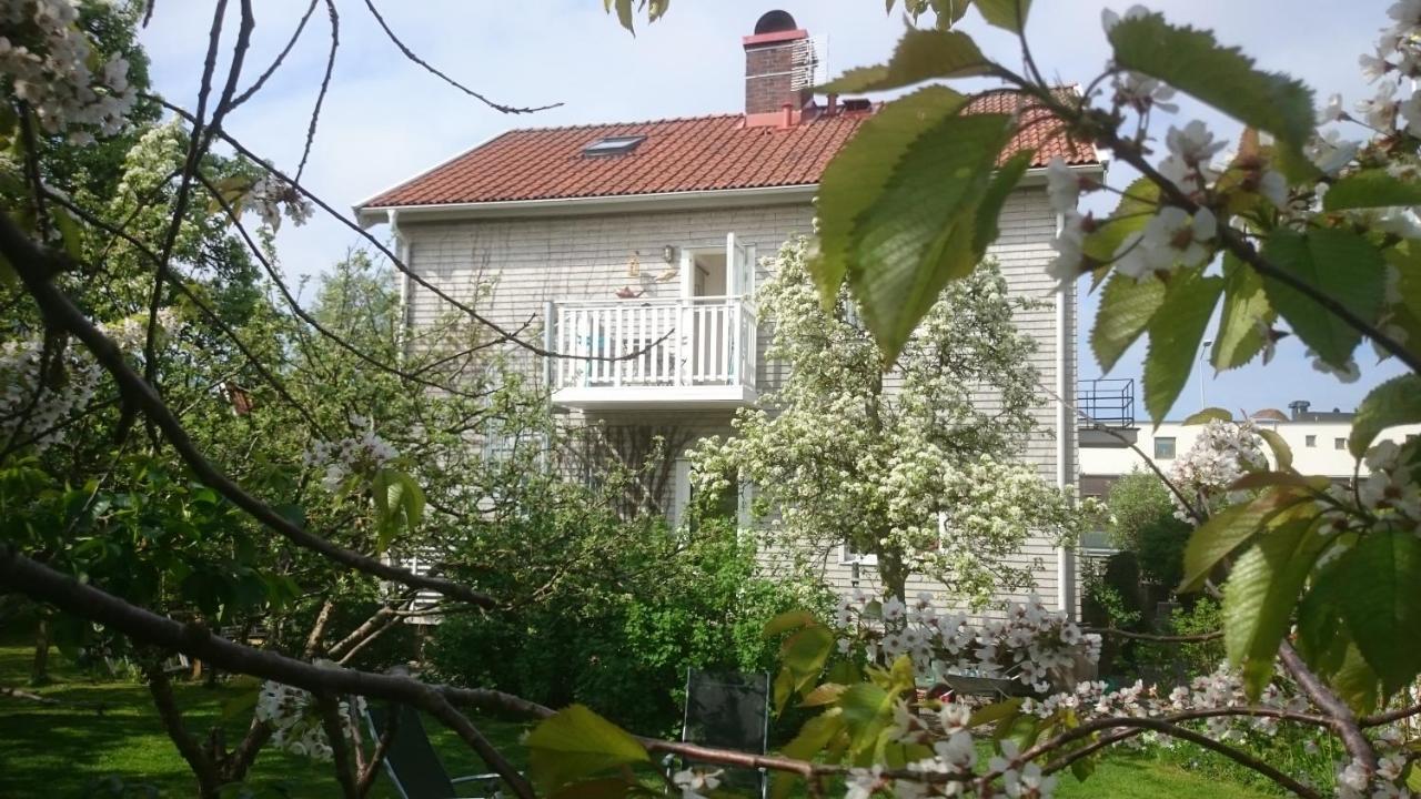 Ljust Boende, Egen Ingang Och Traedgard I Centrum Varberg Exterior photo