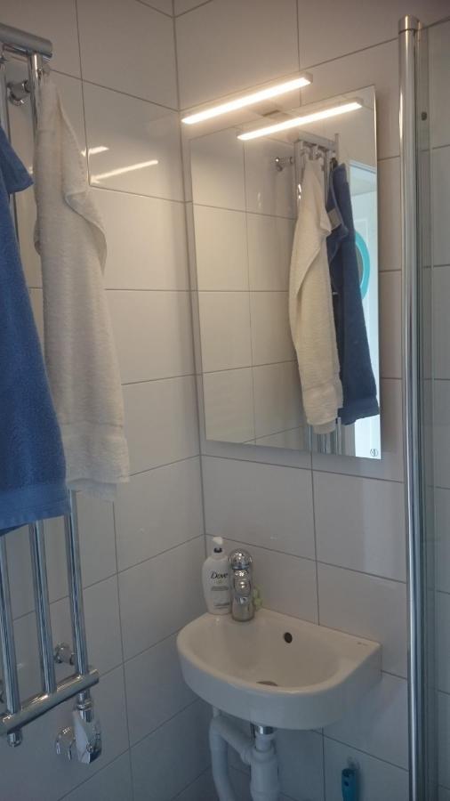 Ljust Boende, Egen Ingang Och Traedgard I Centrum Varberg Exterior photo