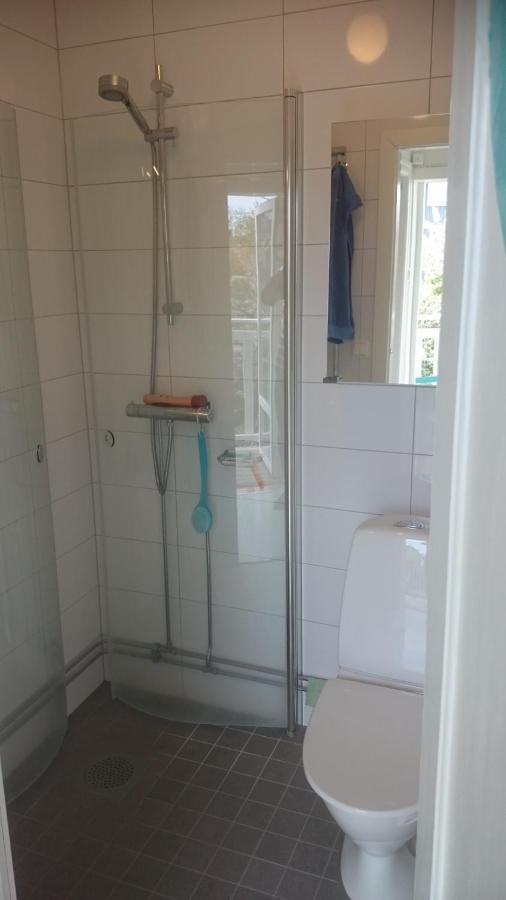 Ljust Boende, Egen Ingang Och Traedgard I Centrum Varberg Exterior photo